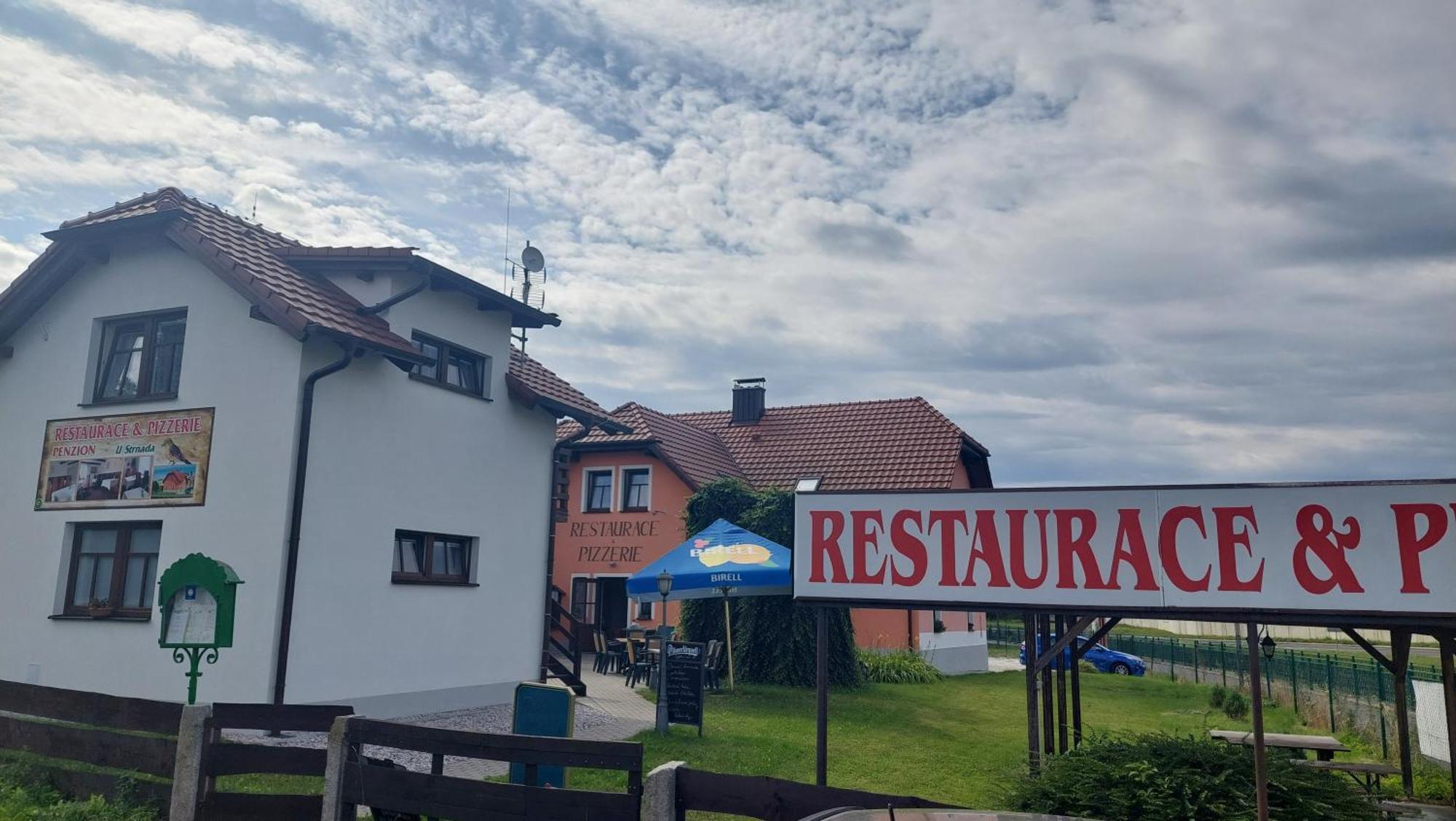 Penzion A Restaurace U Strnada Клатови Экстерьер фото