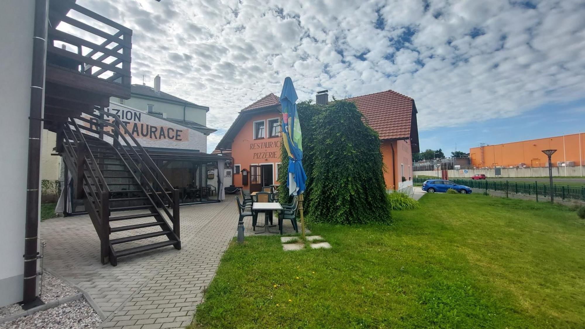 Penzion A Restaurace U Strnada Клатови Экстерьер фото