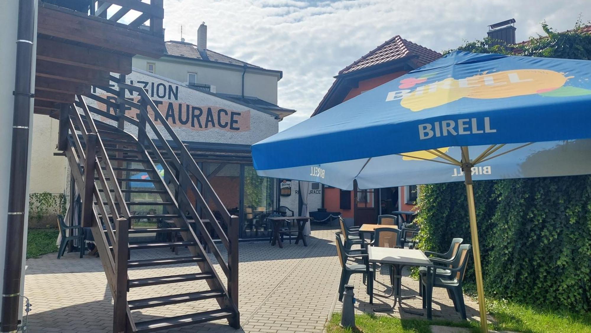 Penzion A Restaurace U Strnada Клатови Экстерьер фото