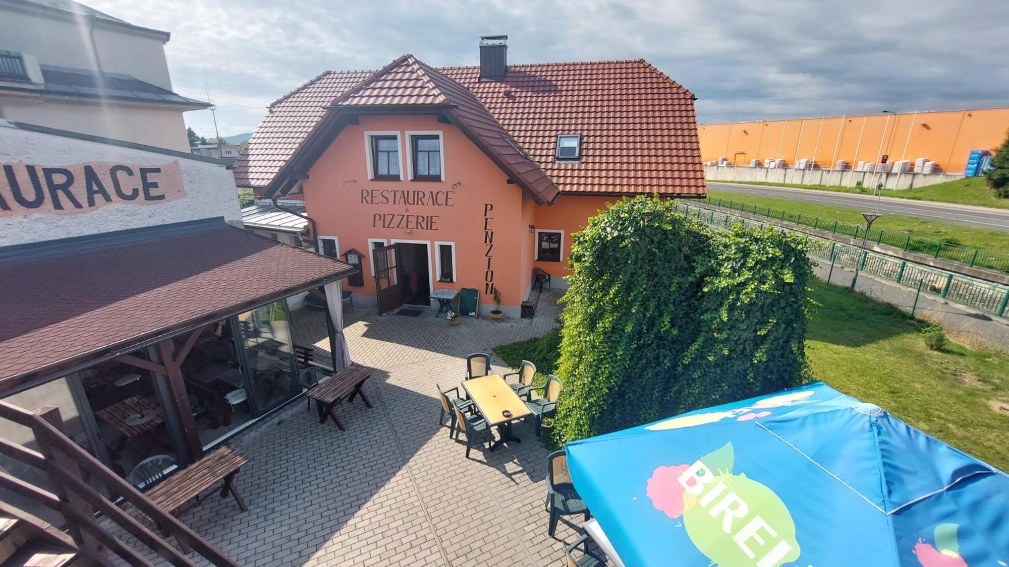 Penzion A Restaurace U Strnada Клатови Экстерьер фото