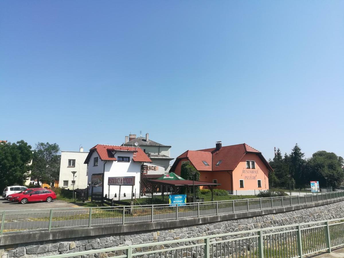 Penzion A Restaurace U Strnada Клатови Экстерьер фото
